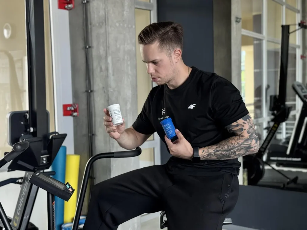 Adrian Domagalski trzyma ForMeds Bicaps Mag B6 podczas treningu