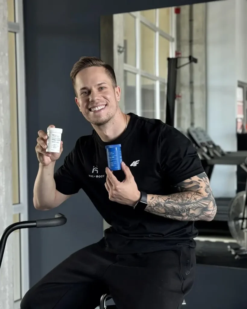 Adrian Domagalski, magister dietetyki, z suplementami magnezu ForMeds Bicaps Mag B6 i Mag Cardio na siłowni