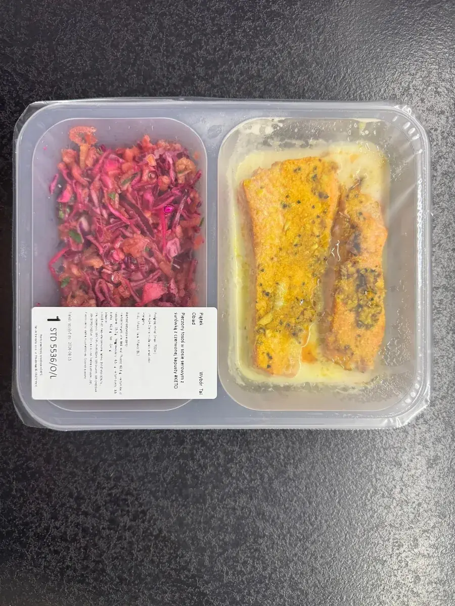 Kolacja MójCatering w pojemniku z widoczną etykietą