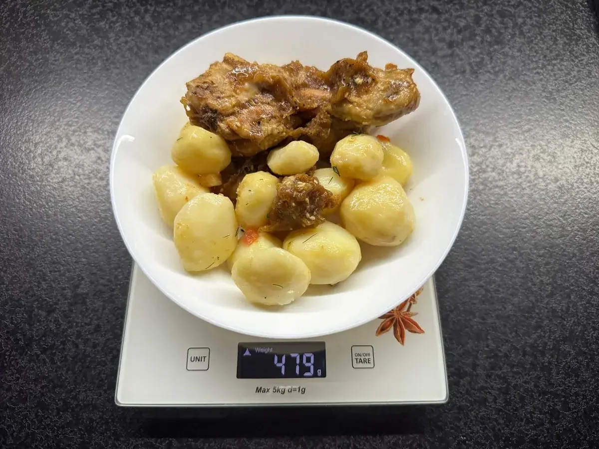 Obiad MójCatering z ziemniakami na wadze kuchennej: 479 g
