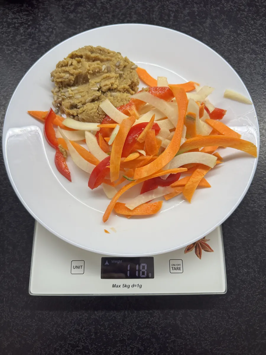 Hummus klasyczny z pestkami dyni i słupkami świeżych warzyw, 5PD, na wadze kuchennej: 118 g