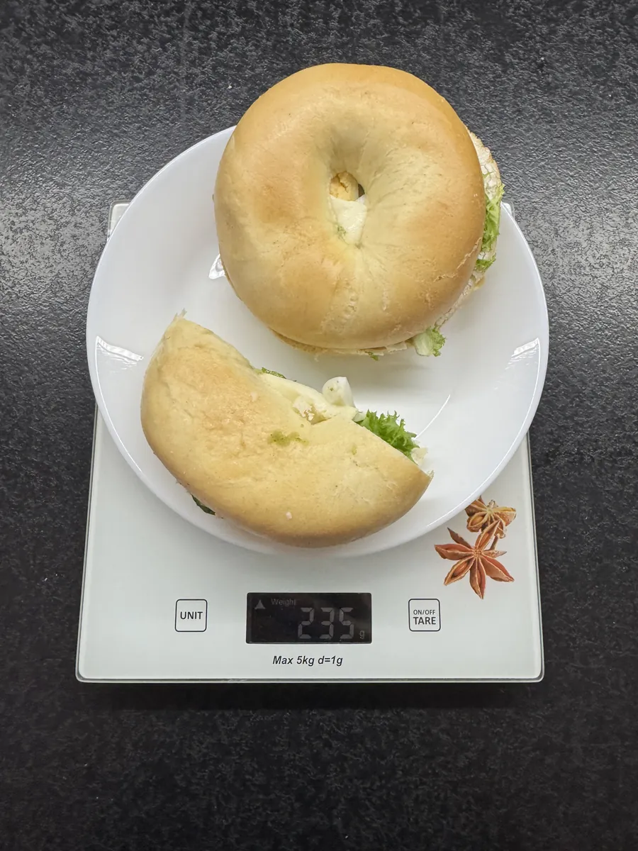 Śniadaniowa kanapka z jajkiem, serem mozzarella i kiełkami, 5PD, na wadze kuchennej: 235 g
