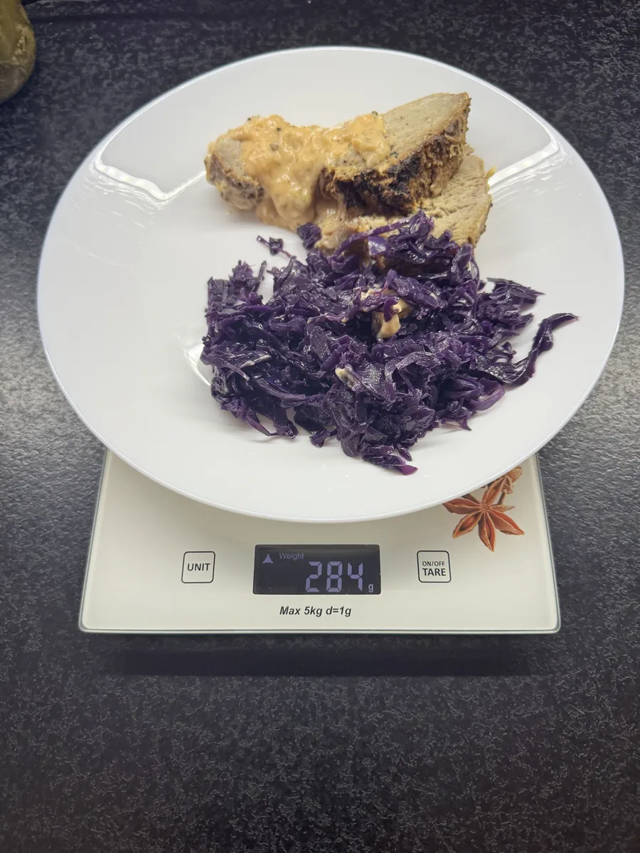 Pieczona karkówka z sosem chrzanowym i czerwoną kapustą zasmażaną, 5PD, na wadze kuchennej: 284 g