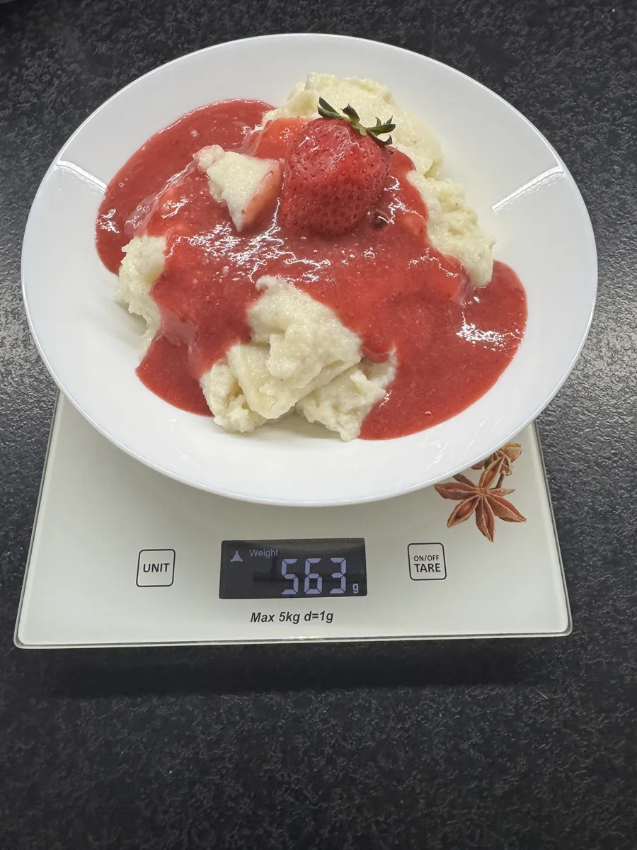 Proteinowa kaszka manna z musem truskawkowym, 5PD, na wadze kuchennej: 563 g