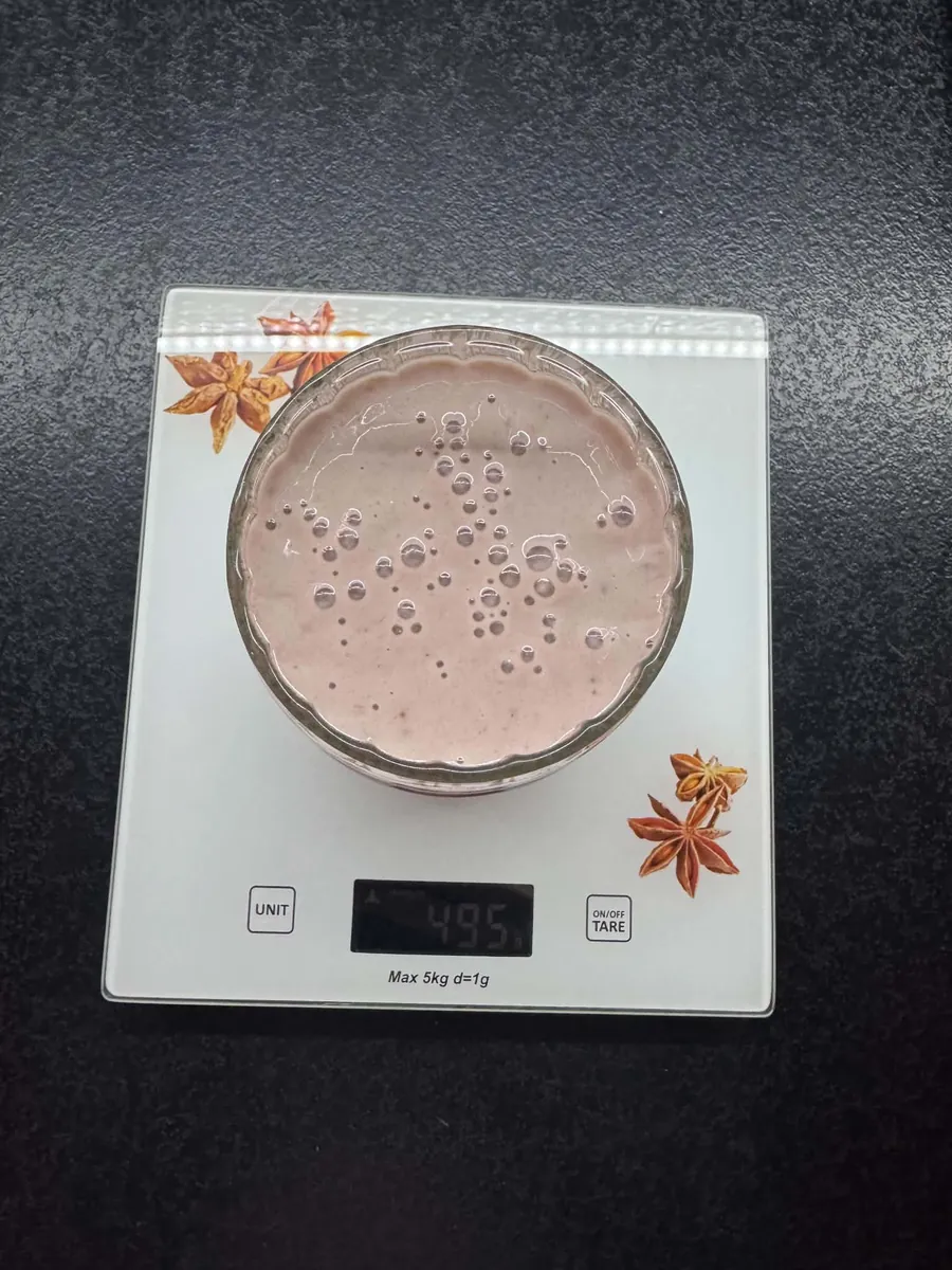 Proteinowy koktajl truskawkowy, 5PD, w szklance na wadze kuchennej: 495 g