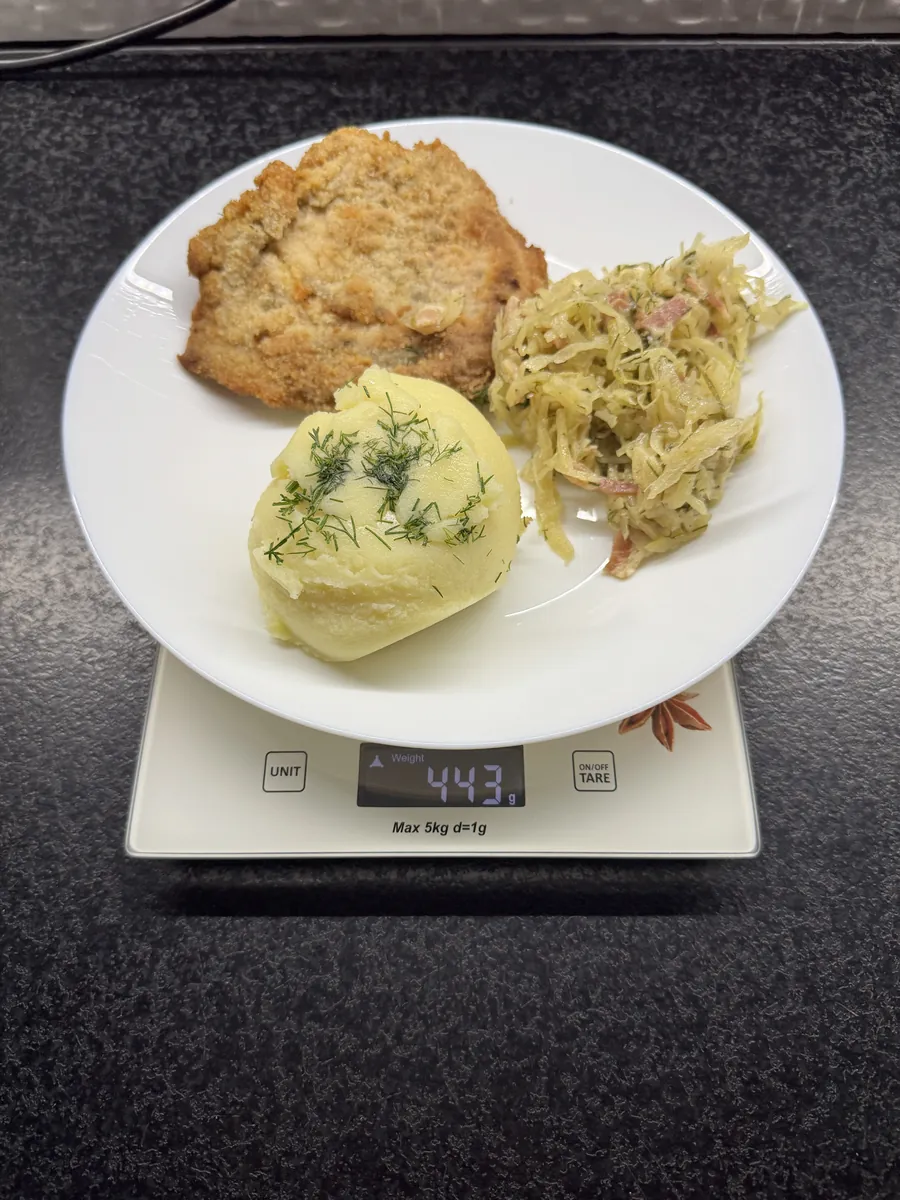 Klasyczny kotlet schabowy z puree ziemniaczanym i kapustą zasmażaną z boczkiem, 5PD, na wadze kuchennej: 443 g