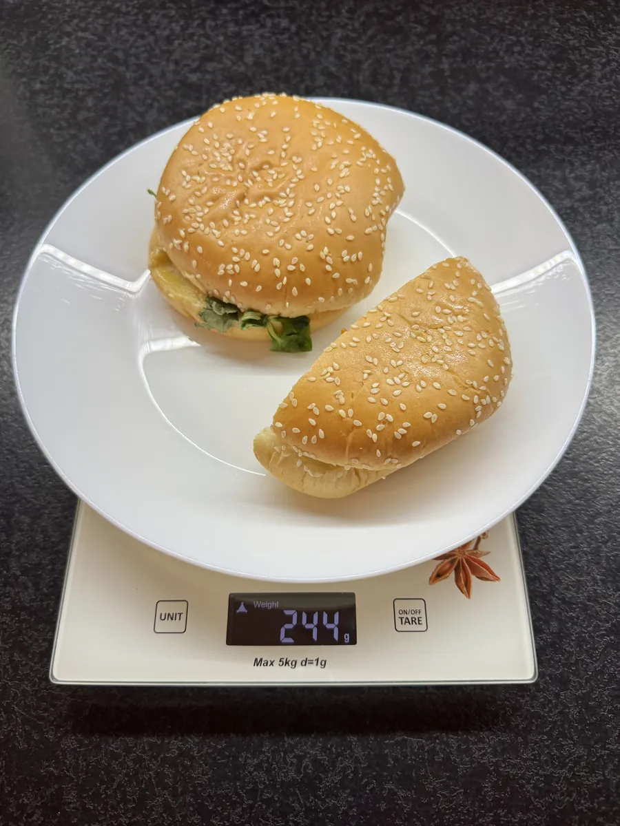 Mini burger wołowo-wieprzowy z surówką colesław, 5PD, na wadze kuchennej: 244 g