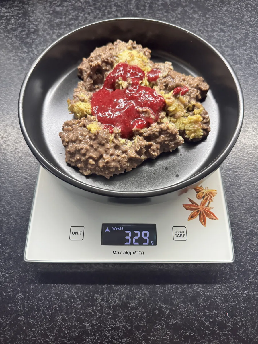 Owsianka w stylu dubajskim z musem malinowym, 5PD, na wadze kuchennej: 329 g