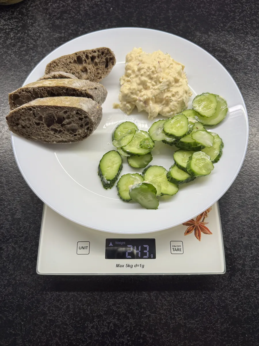Lekka pasta jajeczna z rzodkiewką, chrzanem i selerem naciowym, z pieczywem i ogórkiem, 5PD, na wadze kuchennej: 243 g