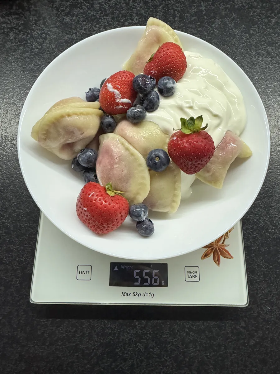 Pierogi z truskawkami, skyrem waniliowym i świeżymi owocami, 5PD, na wadze kuchennej: 556 g