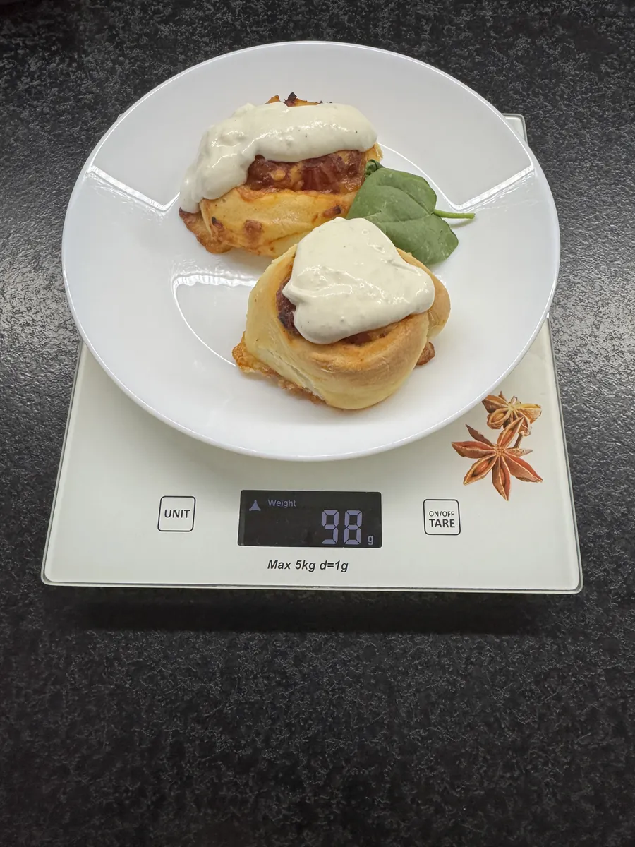 Pizza rollsy z serem i szynką z sosem czosnkowym, 5PD, na wadze kuchennej: 98 g