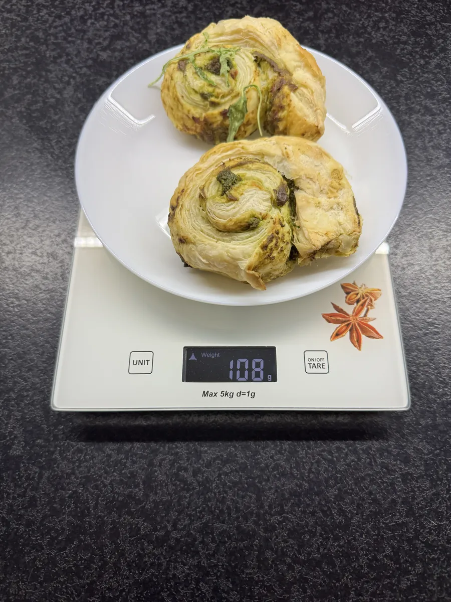 Ślimaczki z ciasta francuskiego ze szpinakiem i orzechami pinii, 5PD, na wadze kuchennej: 108 g