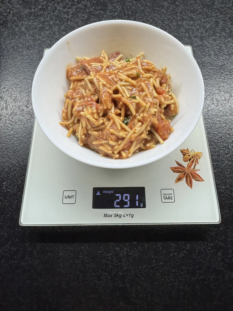 Spaghetti all'assassina z papryczką peperoncino i kiełbaską pepperoni, 5PD, na wadze kuchennej: 291 g