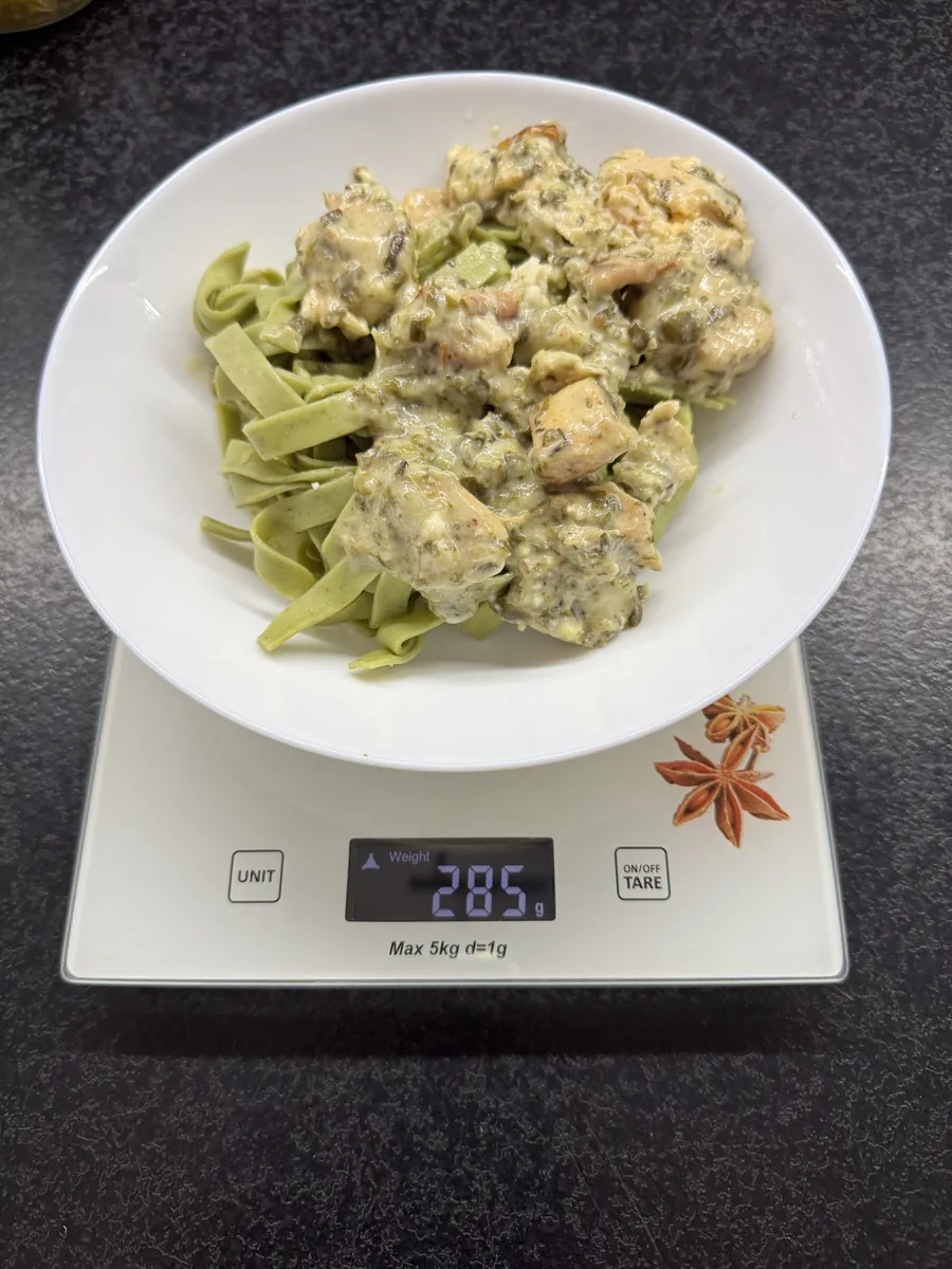 Tagliatelle szpinakowe z indykiem w sosie po toskańsku, 5PD, na wadze kuchennej: 285 g