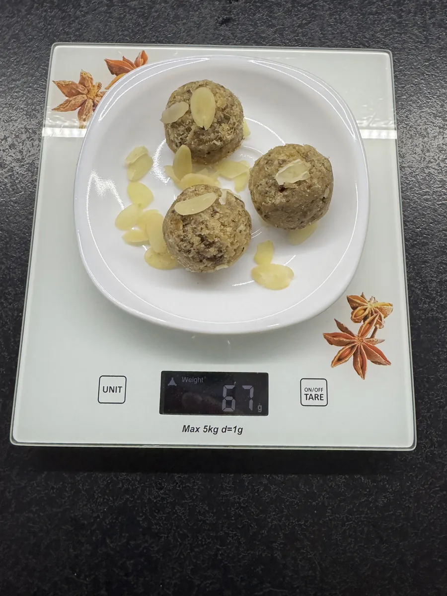 Trufle z daktyli, migdałów i wiórków kokosowych, 5PD, na wadze kuchennej: 67 g