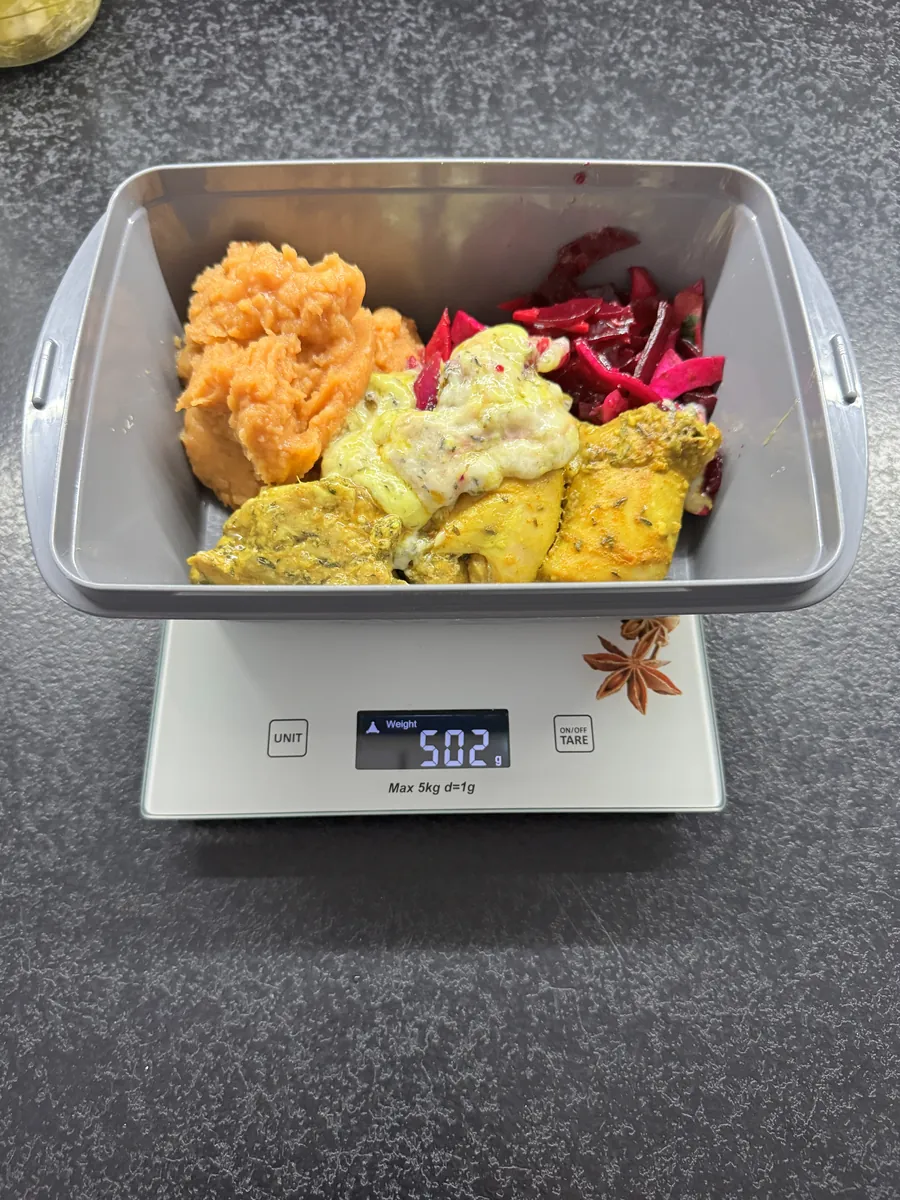 Pieczone udko z kurczaka w sosie tymiankowym z puree z batatów i sałatką z warzyw korzeniowych, 5PD, w pojemniku na wytarowanej wadze kuchennej (masa samego jedzenia): 502 g
