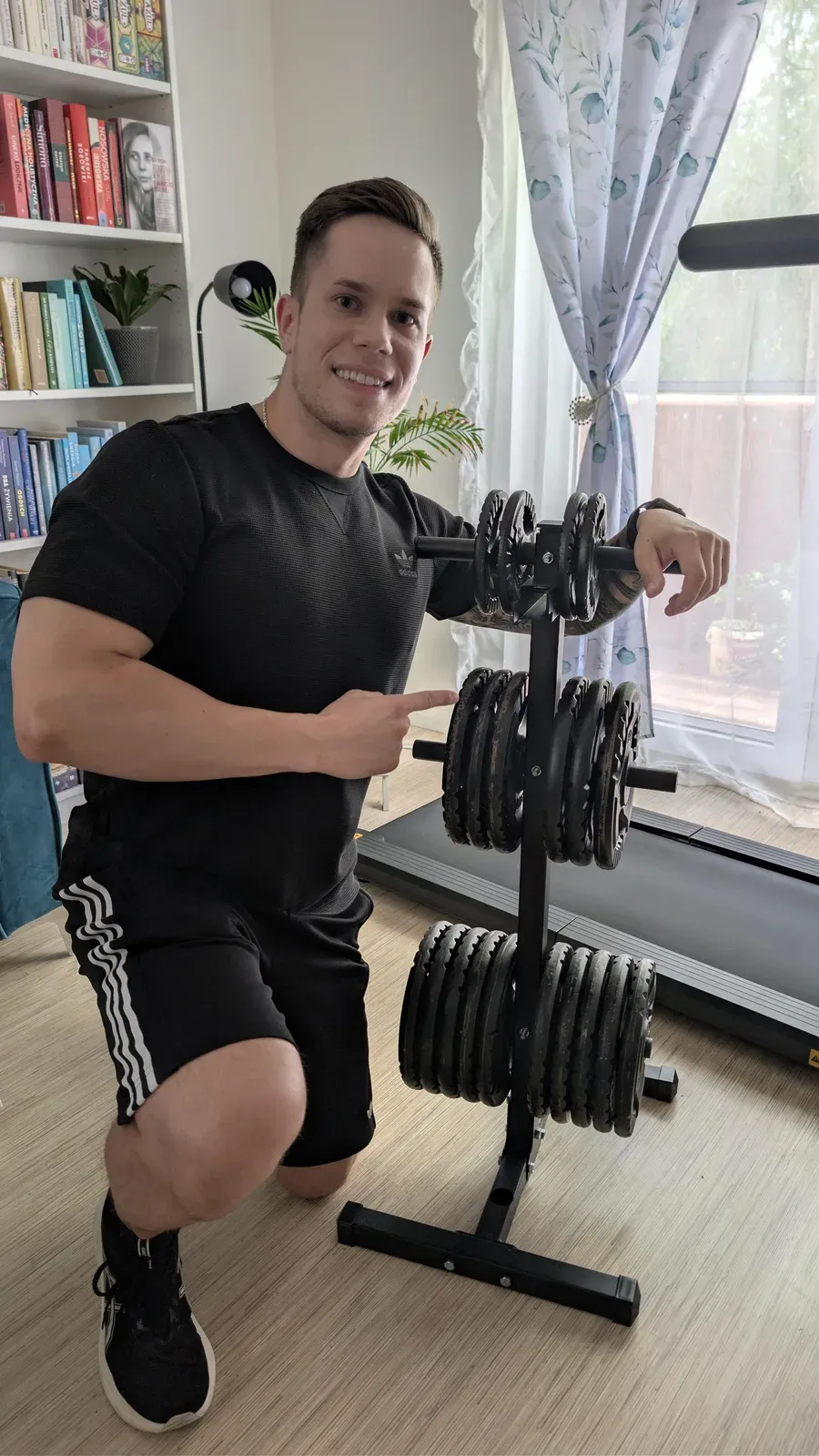Adrian Domagalski przy stojaku na obciążenie K-Sport KSH026