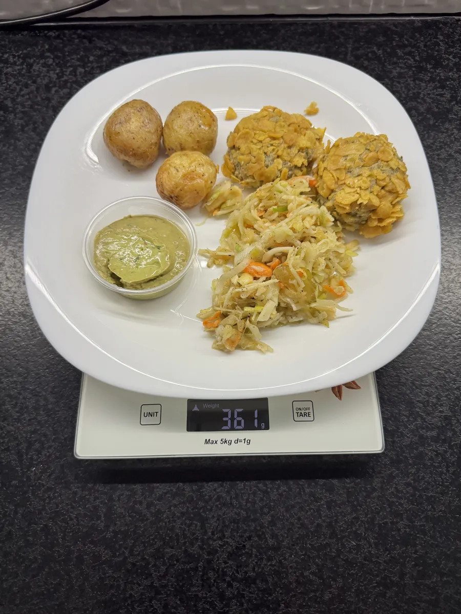 Burgery rybne z piekarnika z łódeczkami ziemniaczanymi, dipem z awokado i surówką wielowarzywną, AfterFit, na wadze kuchennej: 361 g
