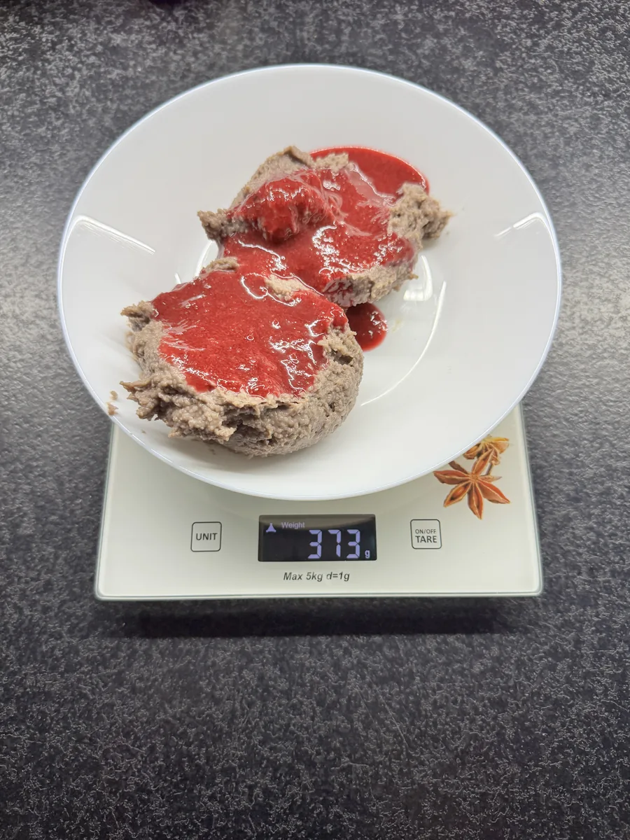 Kakaowa kasza manna z musem wiśniowym, AfterFit, na wadze kuchennej: 373 g
