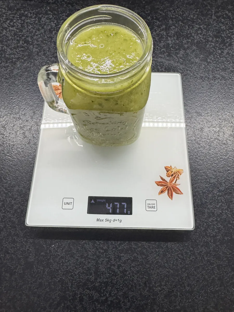 Ananasowy koktajl o smaku mojito z ogórkiem i miętą, AfterFit, w szklance na wadze kuchennej: 477 g