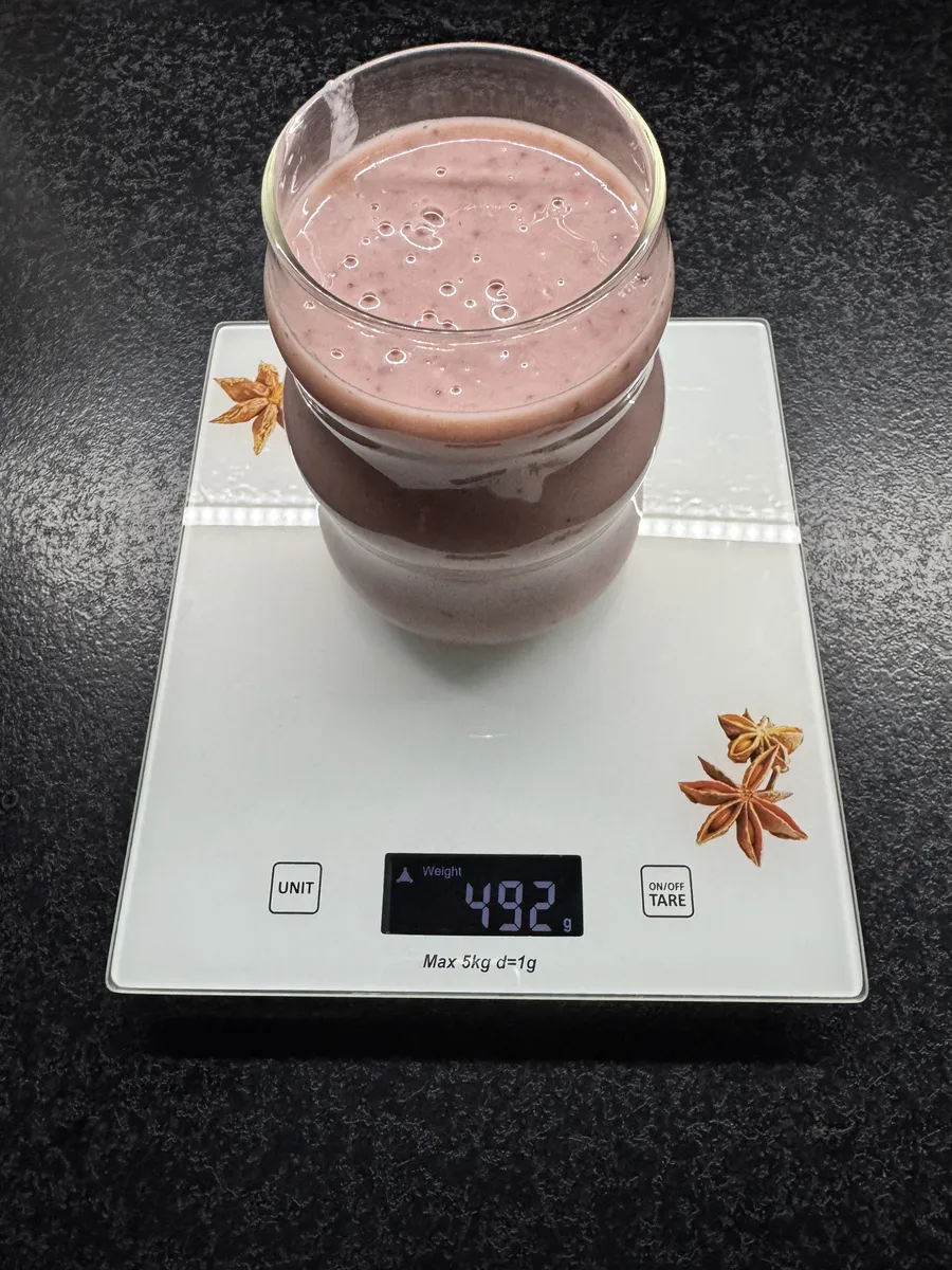 Koktajl owsiany z miodem i truskawkami, AfterFit, w szklance na wadze kuchennej: 492 g