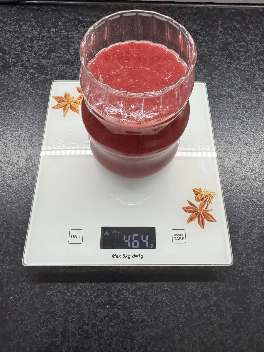 Koktajl z truskawką i hibiskusem, AfterFit, w szklance na wadze kuchennej: 464 g