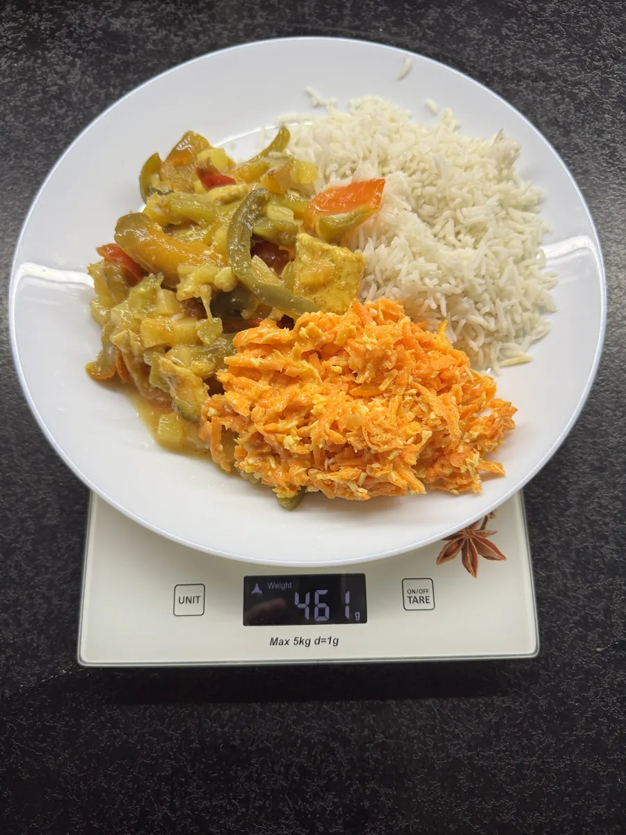 Kurczak po hawajsku z ryżem basmati i surówką z marchewki, AfterFit, na wadze kuchennej: 461 g