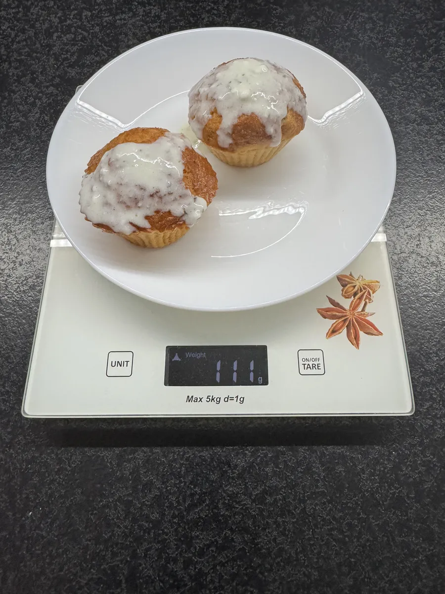 Muffiny cukiniowo-pomidorowe z sosem jogurtowo-ziołowym, AfterFit, na wadze kuchennej: 111 g