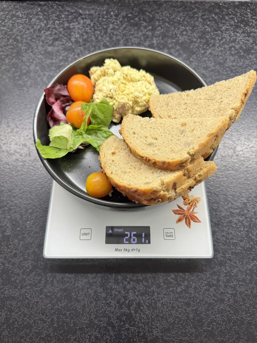 Pasta jajeczna z łososiem, pomidorem i chlebkiem żytnim, AfterFit, na wadze kuchennej: 261 g