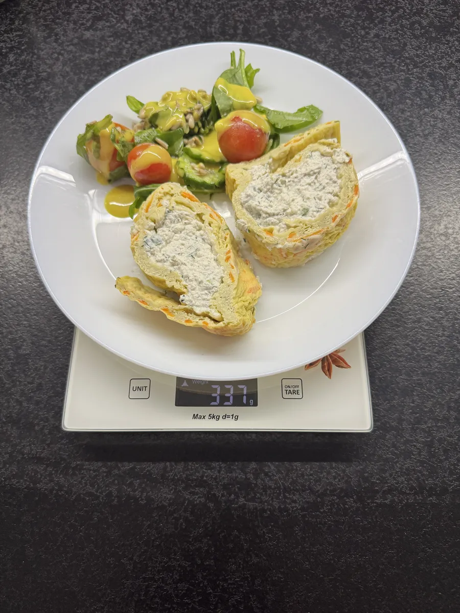 Marchewkowa roladka z koperkowym twarożkiem i sałatką z pomidorkami, AfterFit, na wadze kuchennej: 337 g