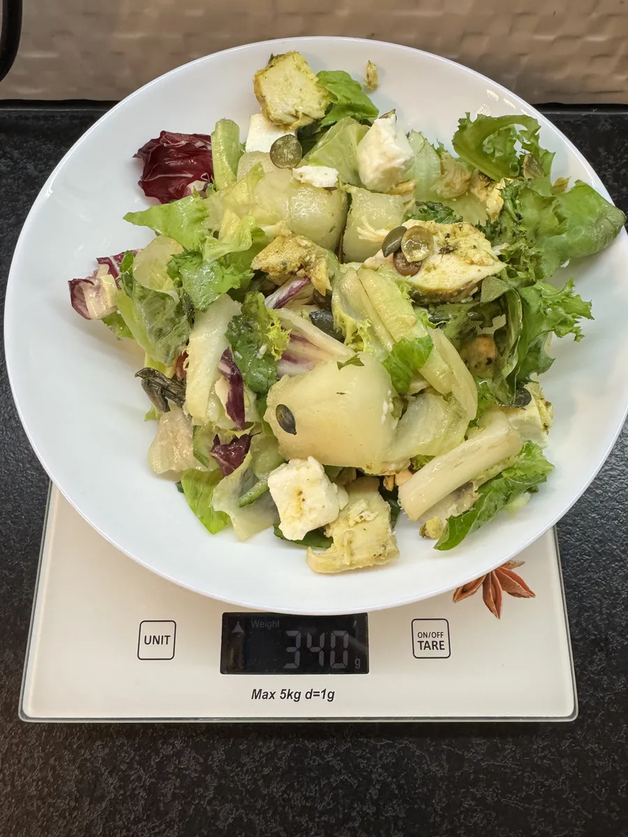 Sałatka z pieczonym kurczakiem, melonem, fetą i pestkami dyni, AfterFit, na wadze kuchennej: 340 g