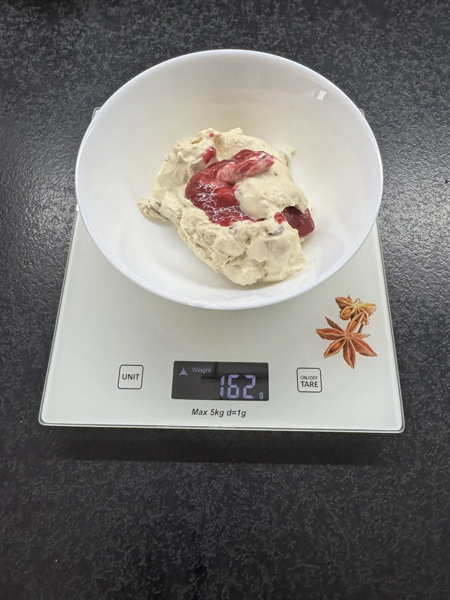Semifreddo kawowe z malinami, AfterFit, na wadze kuchennej: 162 g