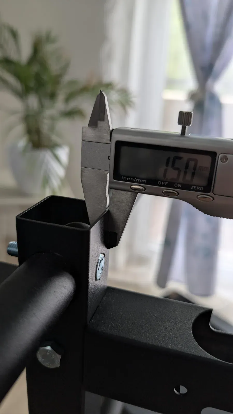 Pomiar długości pręta stojaka KSH026 suwmiarką: 150 mm