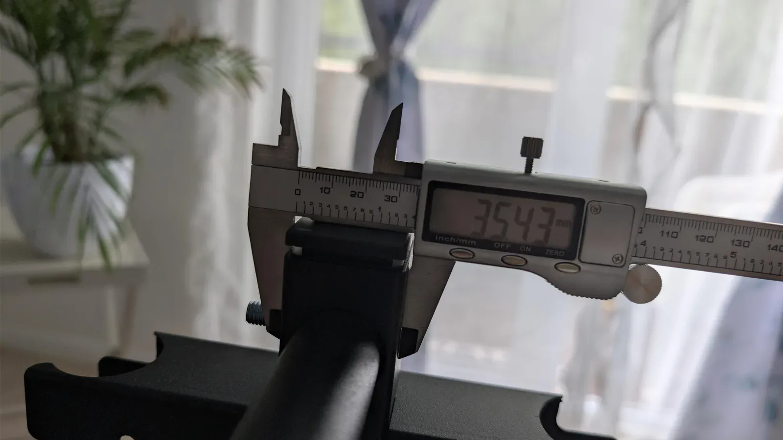 Pomiar średnicy górnej belki stojaka KSH026 suwmiarką: 35,43 mm