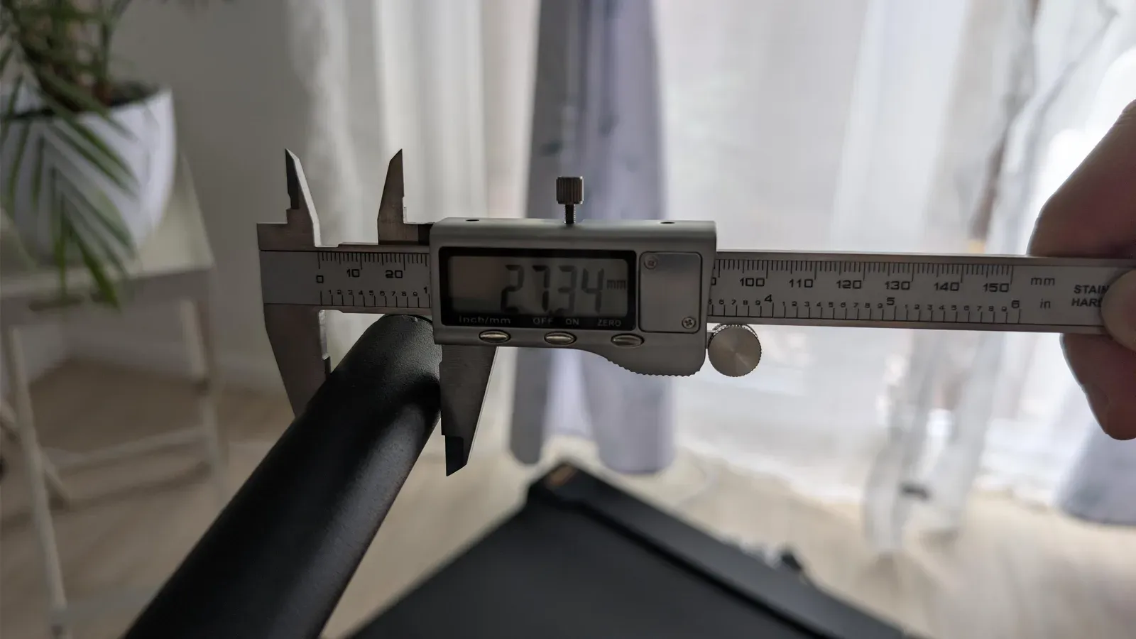Pomiar średnicy pręta stojaka KSH026 suwmiarką: 27,34 mm
