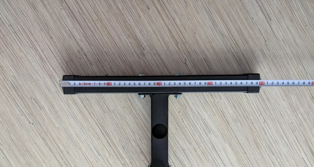 Pomiar stopy podstawy stojaka KSH026 miarką: 40 cm