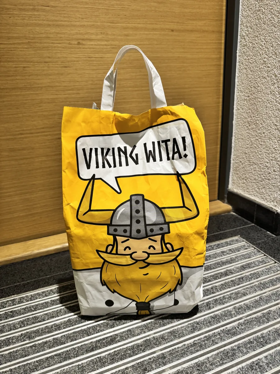 Torba z dostawą Kuchni Vikinga pod drzwiami mieszkania w Poznaniu, wieczorna dostawa posiłków na następny dzień