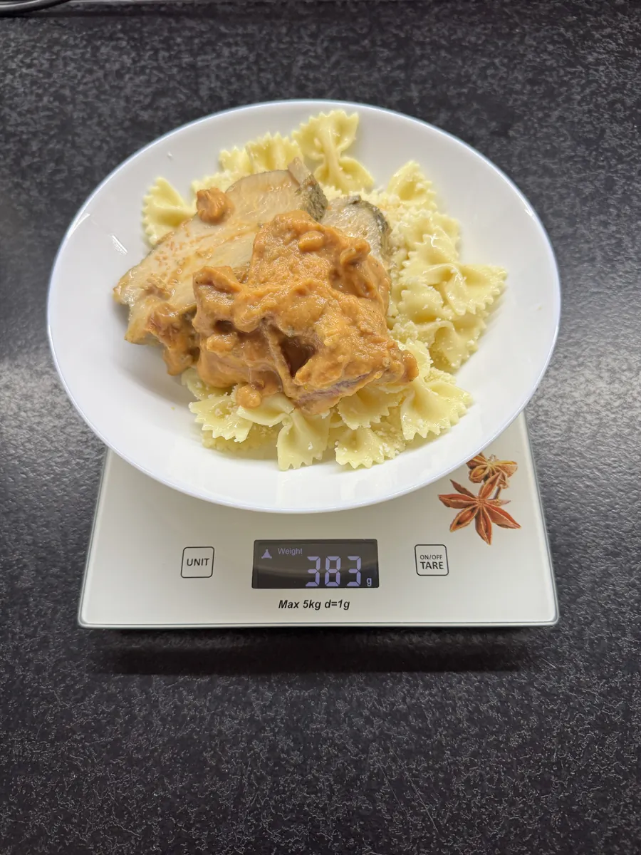 Makaron farfalle z indykiem w sosie z batatów z suszonymi pomidorami i serem, Kuchnia Vikinga, na wadze kuchennej: 383 g