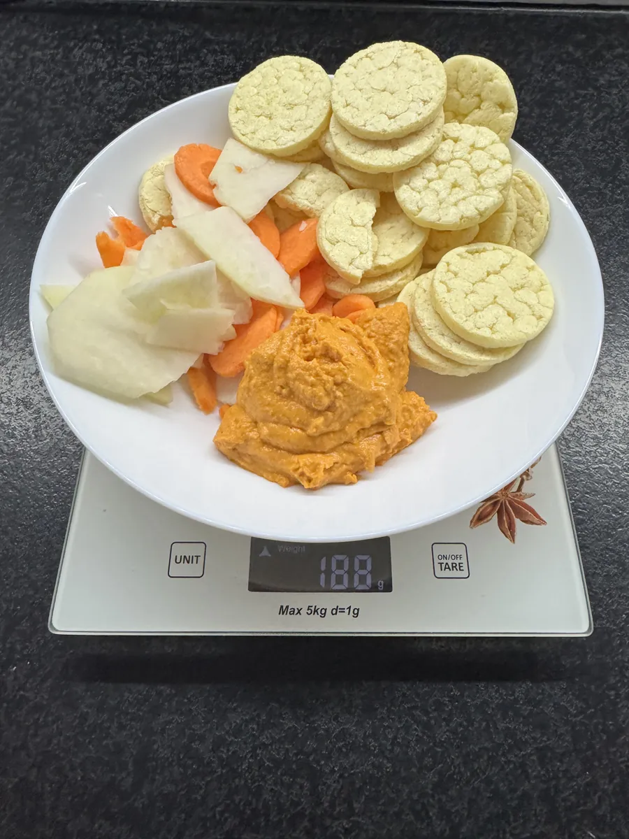 Hummus paprykowy z mini waflami kukurydzianymi i warzywami, Kuchnia Vikinga, na wadze kuchennej: 188 g