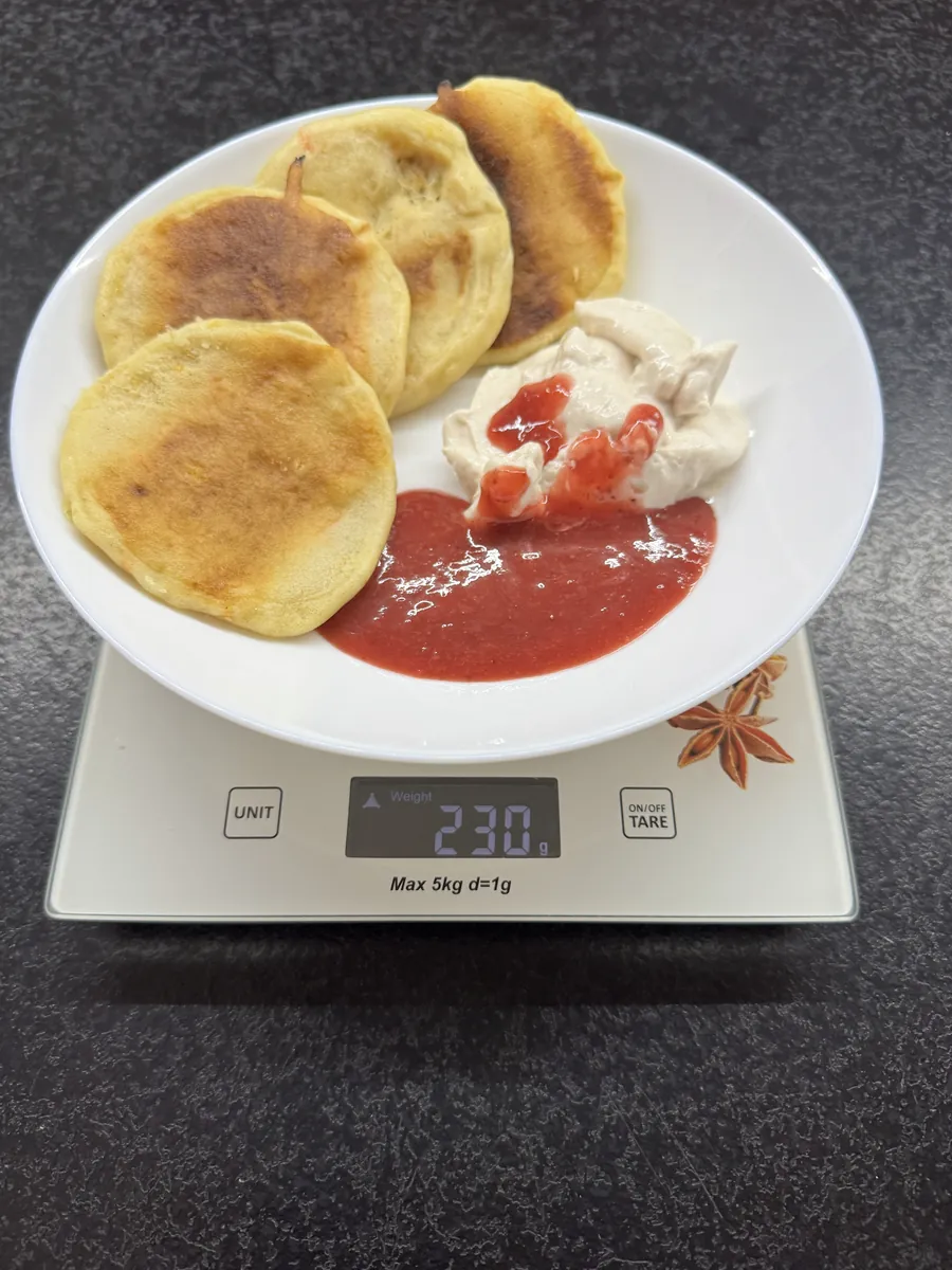 Marchewkowe pancakes z twarożkiem cynamonowym i sosem truskawkowym, Kuchnia Vikinga, na wadze kuchennej: 230 g