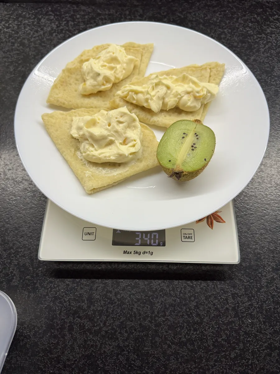 Naleśnik z twarożkiem mango-marakuja i kiwi, Kuchnia Vikinga, na wadze kuchennej: 340 g