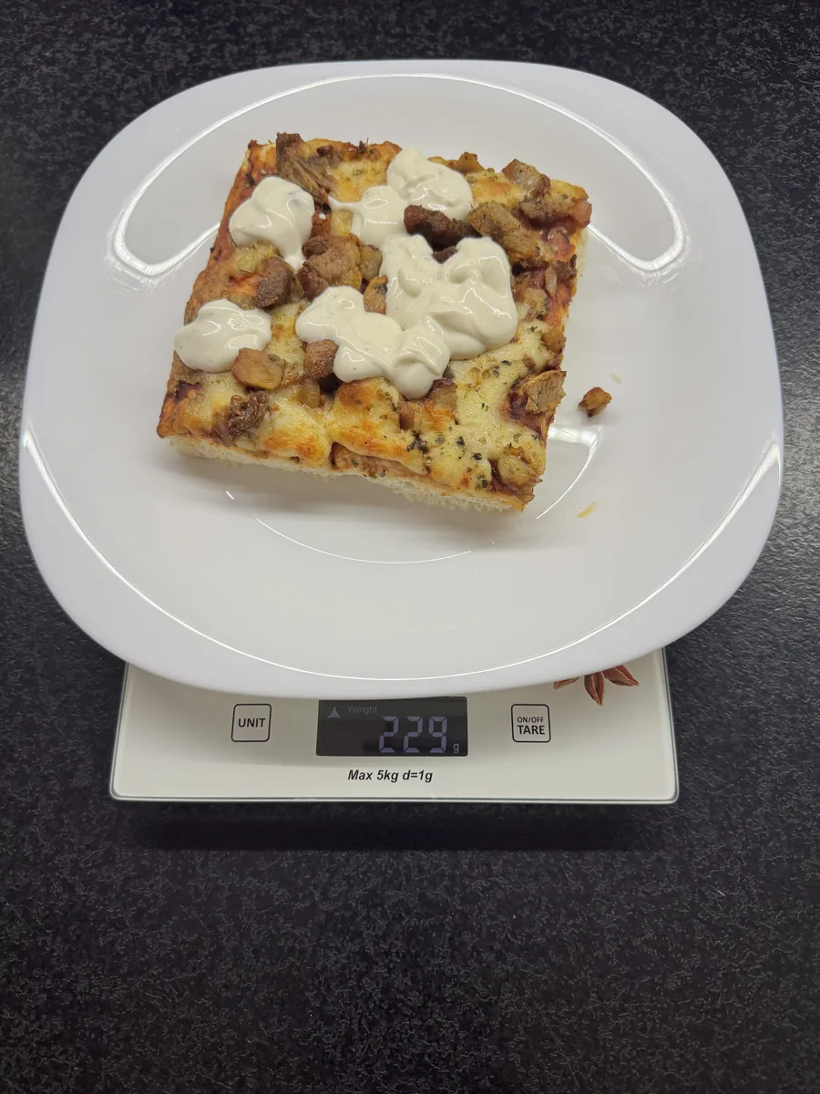 Pizza z pieczoną wieprzowiną, serem i oregano z sosem czosnkowym z cateringu Kuchnia Vikinga na wadze kuchennej, 229 g