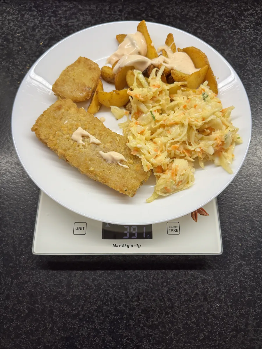 Ryba w panierce z serem, cząstki ziemniaczane, colesław, dip sriracha-mayo, Kuchnia Vikinga, na wadze kuchennej: 391 g