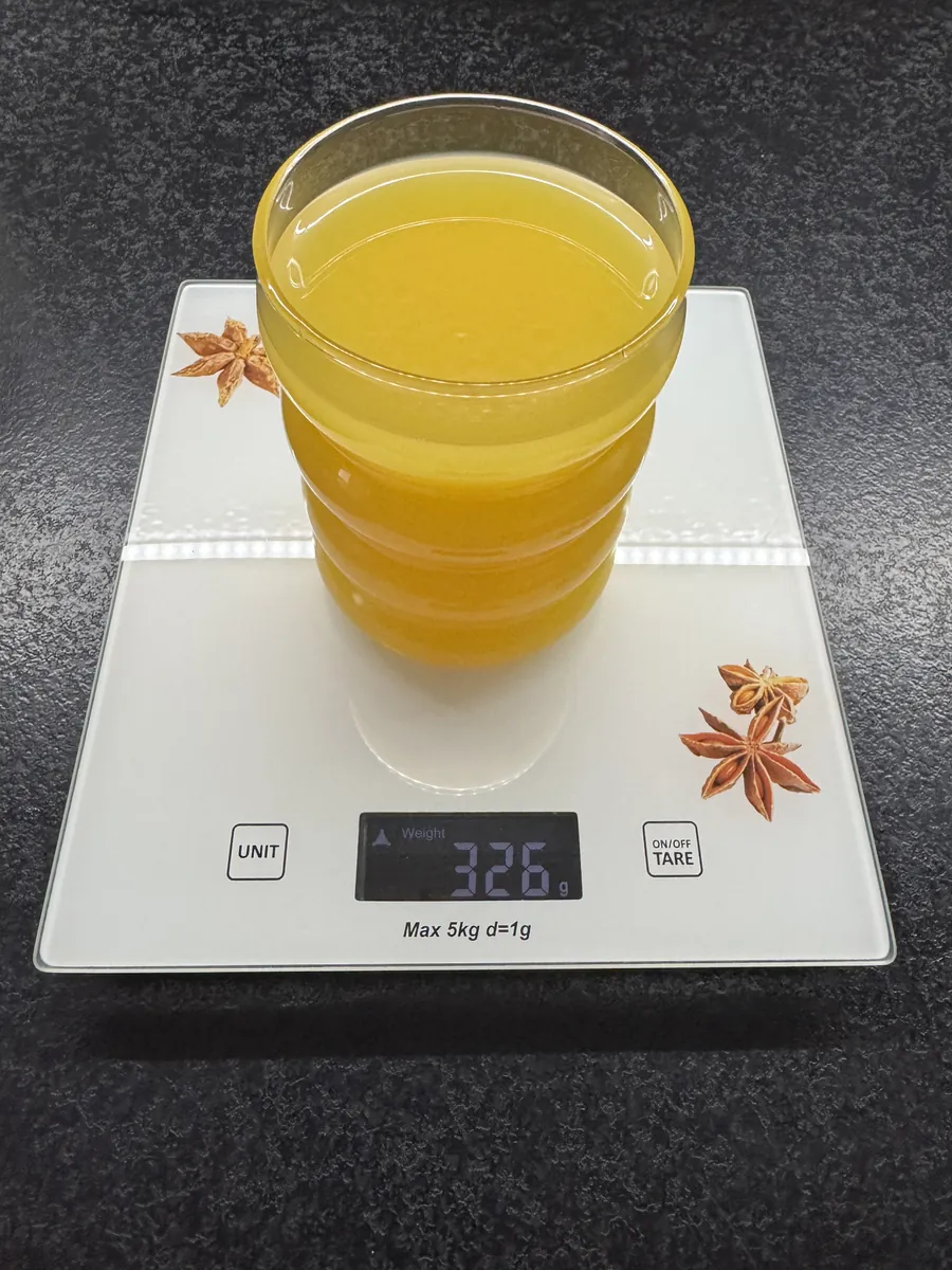 Sok z jabłka, mango i pomarańczy z Kuchni Vikinga w szklance na wadze kuchennej: 326 g