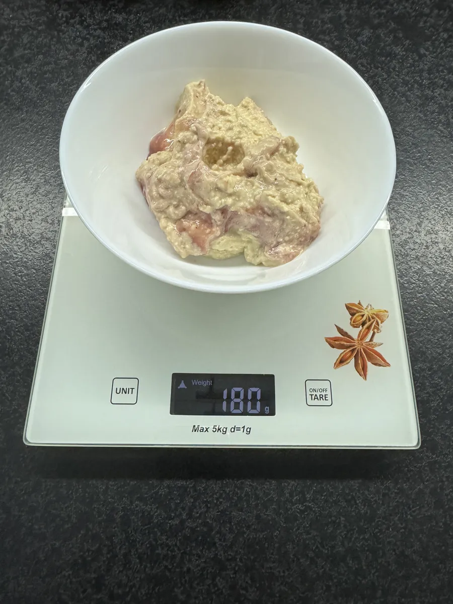 Delikatnie kawowy deser na bazie serka mascarpone z musem truskawkowym, Mój Catering, w misce na wadze kuchennej: 180 g