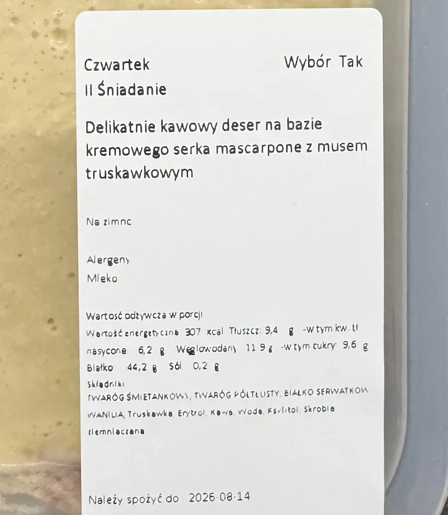 Etykieta Mój Catering, II śniadanie z wyborem menu: delikatnie kawowy deser na bazie serka mascarpone z musem truskawkowym, 307 kcal, tłuszcz 9,4 g, węglowodany 11,9 g, białko 44,2 g, w składzie twaróg i białko serwatkowe