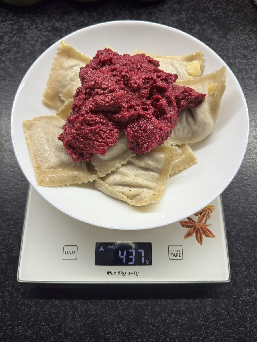 Żytnie ravioli z kalafiorem i gruszką na musie z pieczonego buraka z cateringu Mój Catering na wadze kuchennej, 437 g