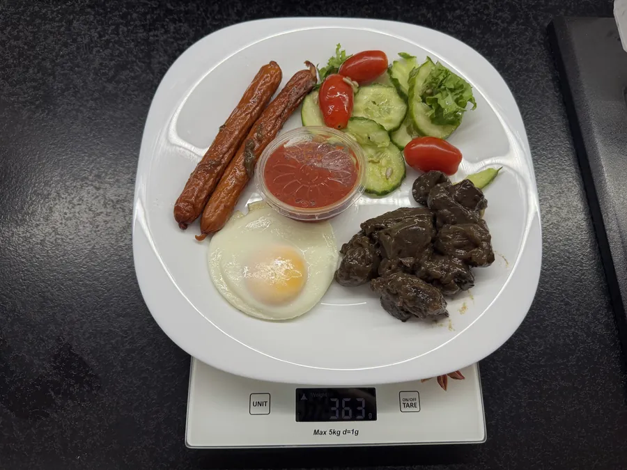 Angielskie śniadanie: jajka sadzone z pieczarkami, frankfurterką i sałatką z pomidorkami, Robin Food, na wadze kuchennej: 363 g