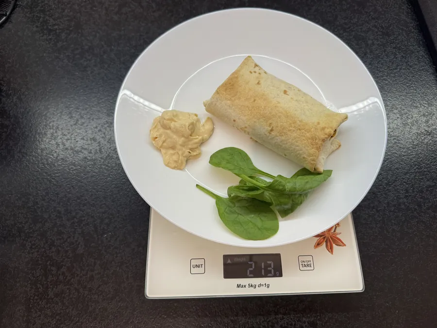 Wegetariańskie burrito z orzechami nerkowca i sosem serowym, Robin Food, na wadze kuchennej: 213 g