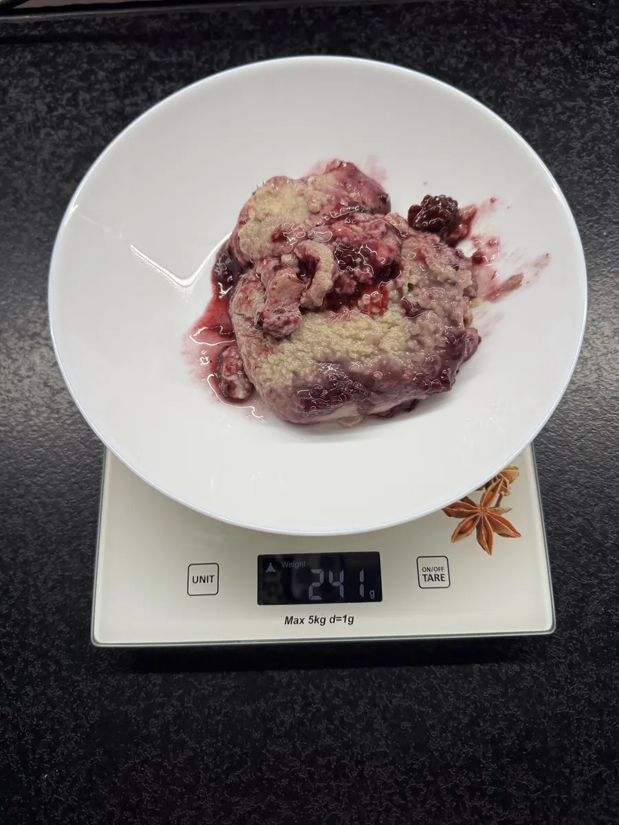 Deser z kaszy manny z jeżynami, Robin Food, na wadze kuchennej: 241 g